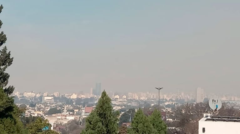 El humo de los incendios cubrió el cielo de la capital.