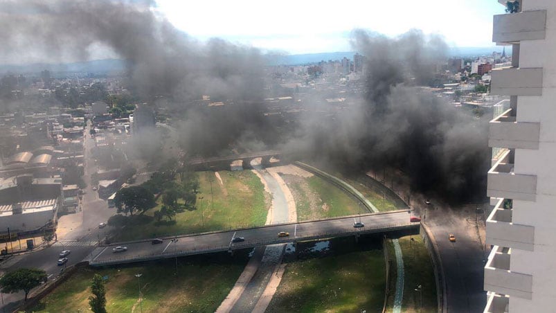 El humo negro modificó el paisaje en la Costanera.