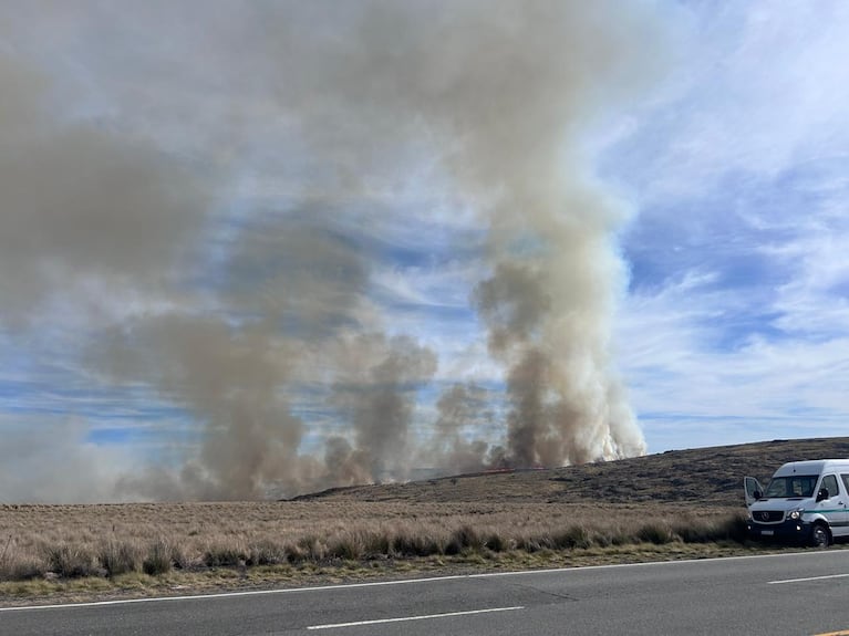 El humo y las llamas en plena tarde serrana. (Imagen: gentileza Secretaría de Gestión de Riesgo de la provincia). 