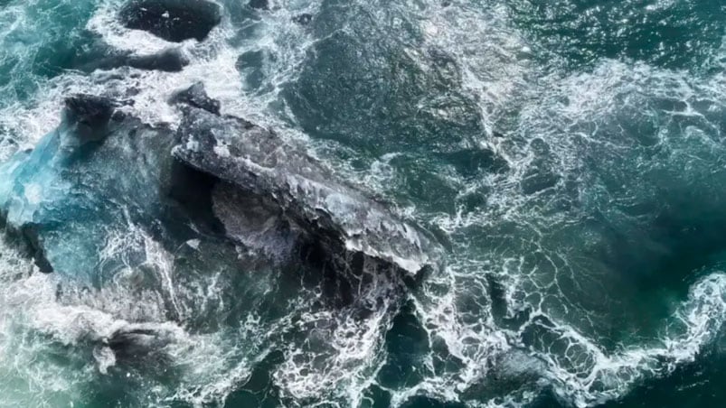 El iceberg con el que colisionó el barco. 