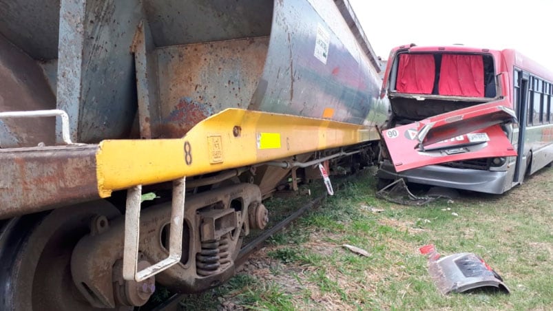 El impacto afectó a los pasajeros que viajaban en la parte de atrás del colectivo.