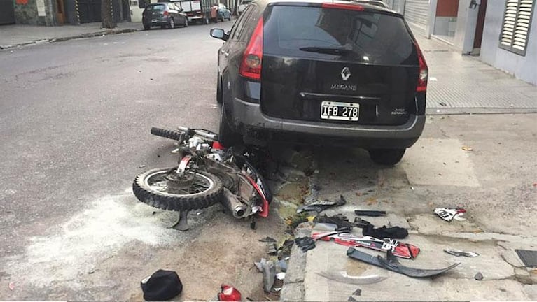 El impacto contra el vehículo estacionado fue terrible para el motochorro.