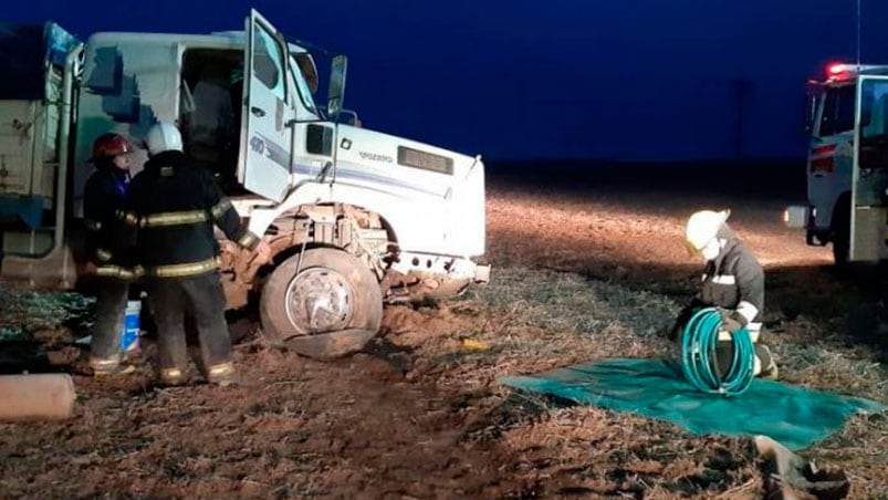 El impacto de la camioneta contra el camión se produjo por alcance, en cercanías a la zona urbana de Obispo Trejo. (Foto: Cadena 3)