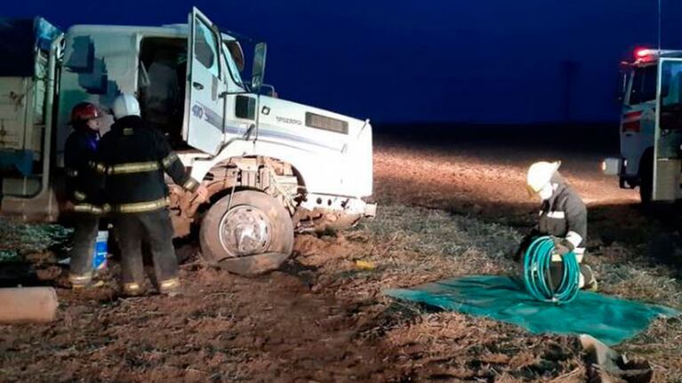 El impacto de la camioneta contra el camión se produjo por alcance, en cercanías a la zona urbana de Obispo Trejo. (Foto: Cadena 3)