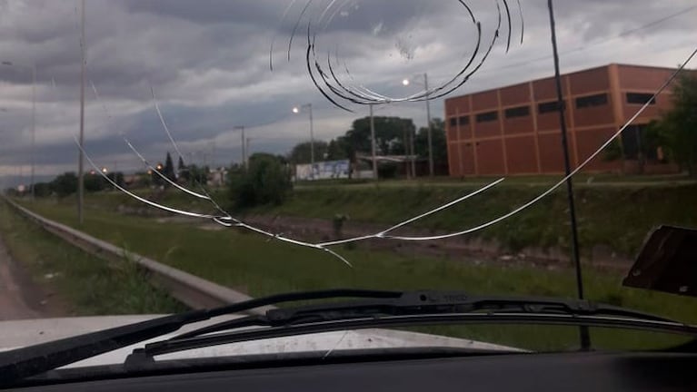 El impacto de la piedra sobre el vidrio de la camioneta.