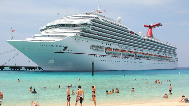 El imponente Carnival Glory, donde ocurrió la tragedia. 