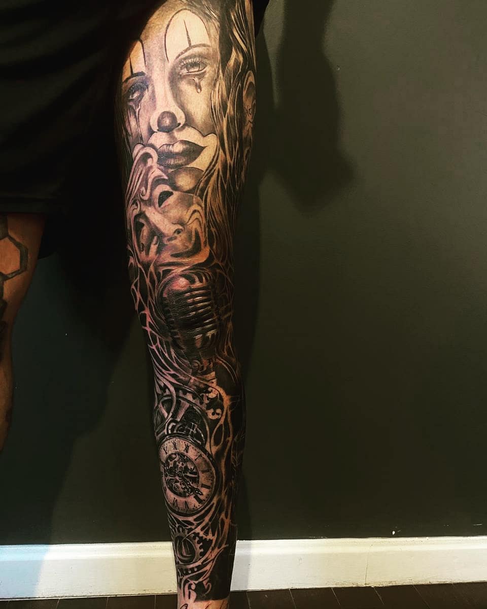 El impresionante dibujo fue hecho por @malditoduendetattoo y refleja la vida del cantante.