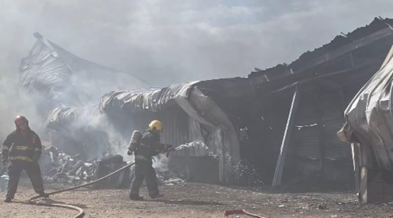 El impresionante incendio en un depósito de piletas: colapsó el techo.