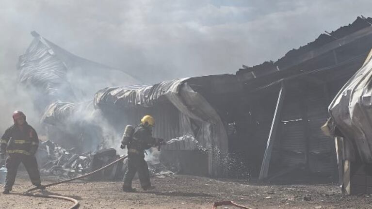 El impresionante incendio en un depósito de piletas: colapsó el techo.