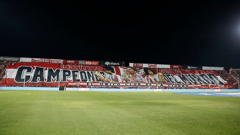 El impresionante telón de la hinchada de Instituto en la tribuna preferencial. Foto: Prensa Instituto.