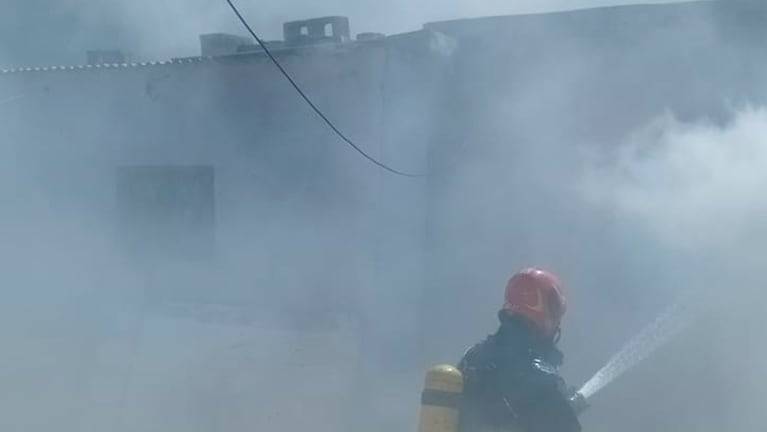El incendio afectó el dormitorio de la casa.