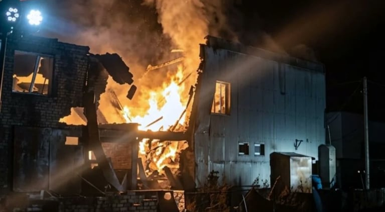 El incendio afectó varios domicilios y hay tres víctimas fatales.