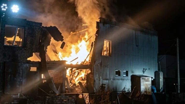 El incendio afectó varios domicilios y hay tres víctimas fatales.