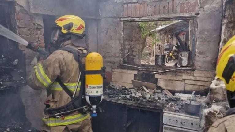 El incendio causó la muerte de un hombre de 66 años. Foto: Bomberos Voluntarios de Marcos Juárez.