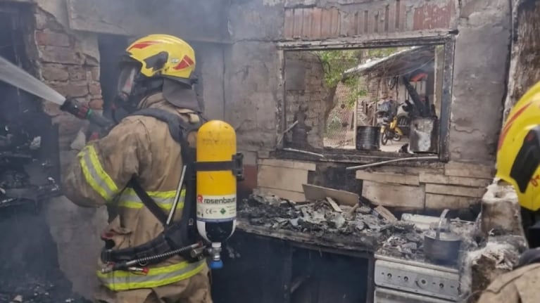 El incendio causó la muerte de un hombre de 66 años. Foto: Bomberos Voluntarios de Marcos Juárez.