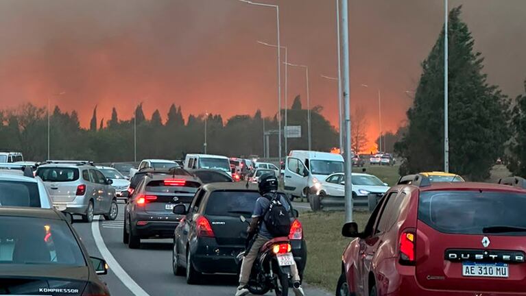El incendio causó un caos vehicular en la autopista Córdoba-Carlos Paz.