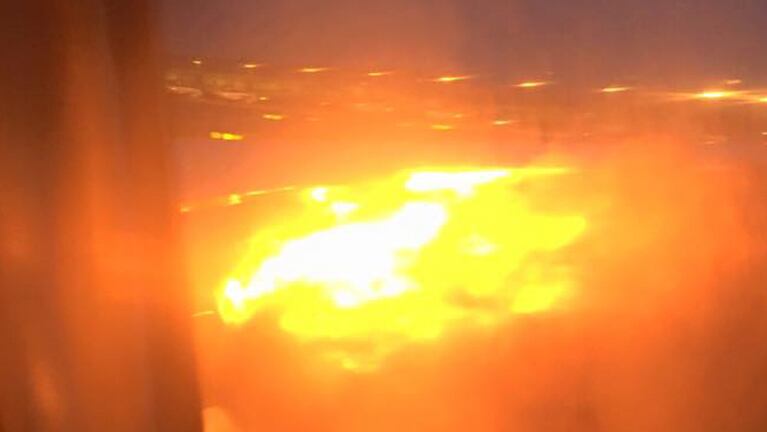 El incendio de la turbina derecha del avión de Singapore Airlines.