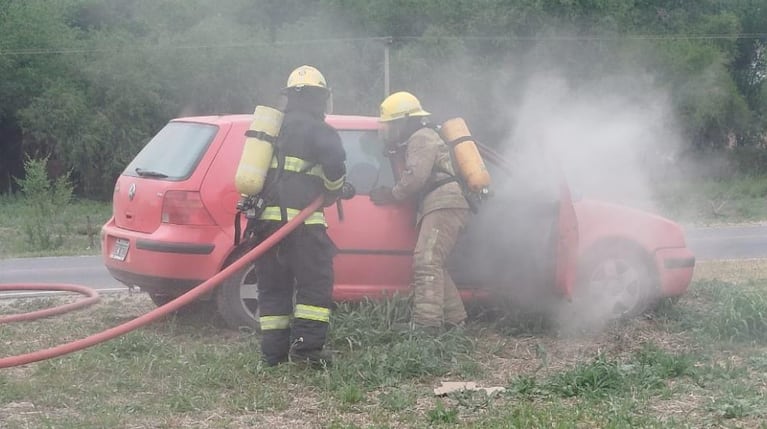 El incendio del auto ocurrió en Unquillo.