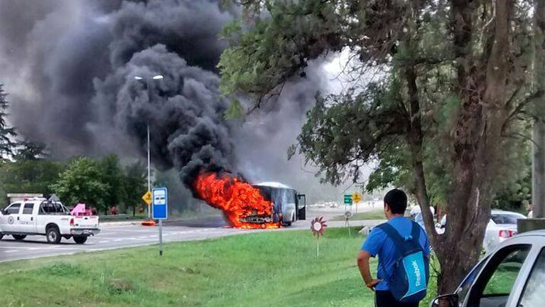 El incendio del interno 50 de la empresa Sierras de Calamuchita. Foto: María Di Giacomo