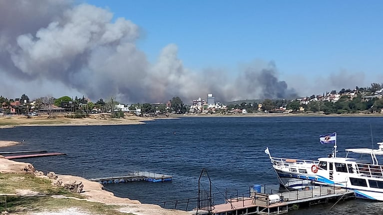 El incendio desde Villa Carlos Paz. Foto: Santiago Berioli / El Doce.
