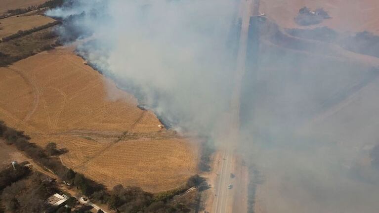 El incendio en el basural, desde el aire.