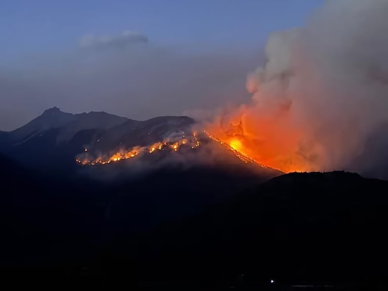 El Incendio en el Bolsón visto desde lejos.