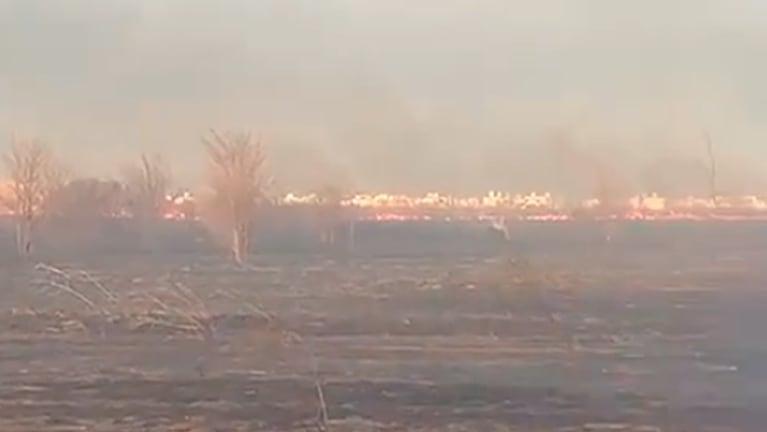 El incendio en la zona oeste de la ciudad de Córdoba.