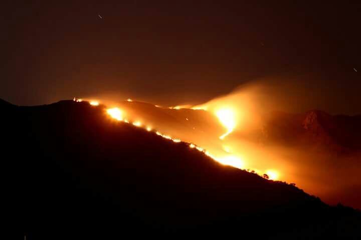 El incendio en Santa María de Punilla puede verse desde Córdoba capital.