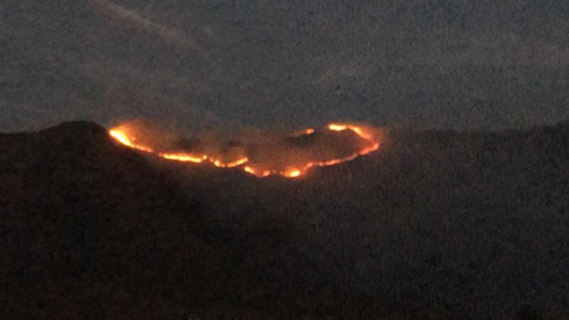 El incendio en Santa María de Punilla puede verse desde Córdoba capital.