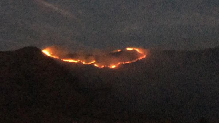 El incendio en Santa María de Punilla puede verse desde Córdoba capital.