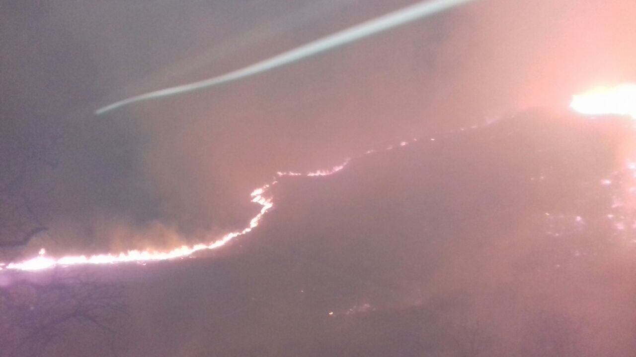 El incendio en Santa María de Punilla puede verse desde Córdoba capital.