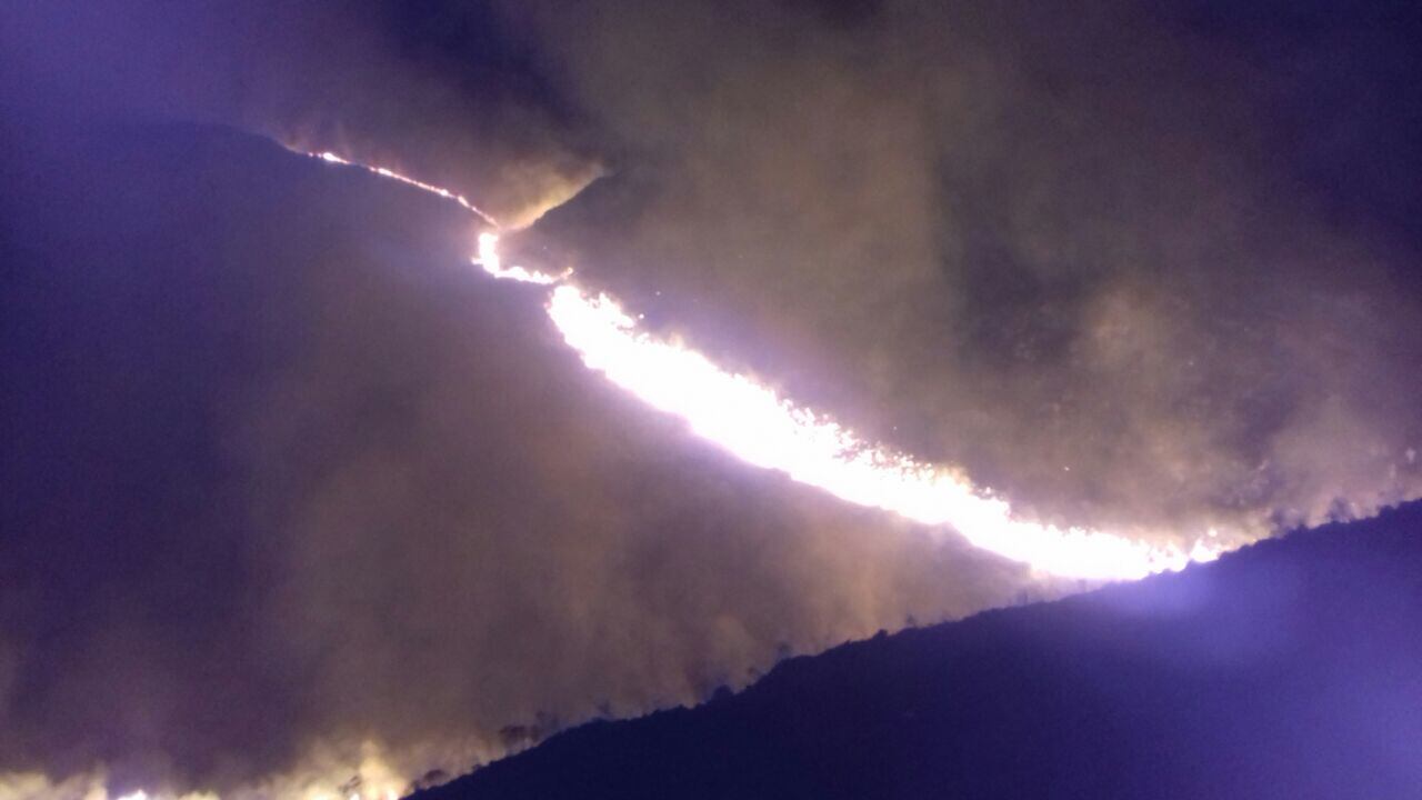 El incendio en Santa María de Punilla puede verse desde Córdoba capital.