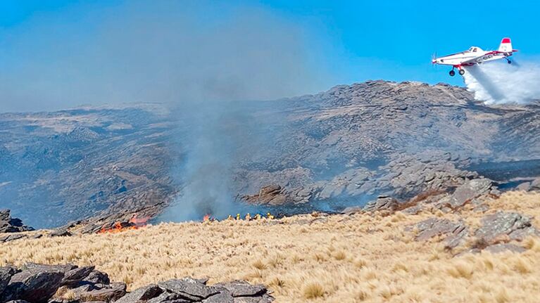 El incendio en Traslasierra. Foto: Instagram - @elclavodehierro.