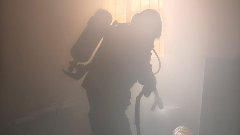 El incendio en una casa de barrio Ampliación Cabildo dejó como saldo a una persona con graves quemaduras.