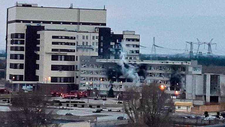 El incendio en uno de los edificios de la planta nuclear.