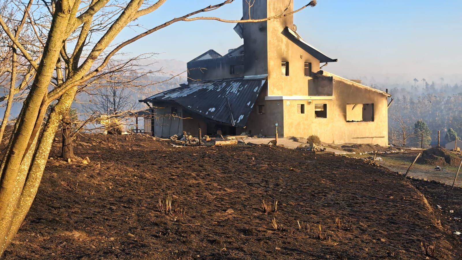 El incendio en Yacanto destruyó una vivienda por completo.