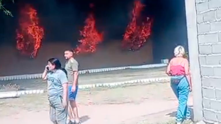 El incendio originado en barrio Villa Serrana.