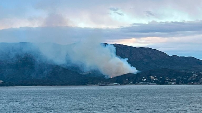 El incendio originado en inmediaciones de la variante Costa Azul.