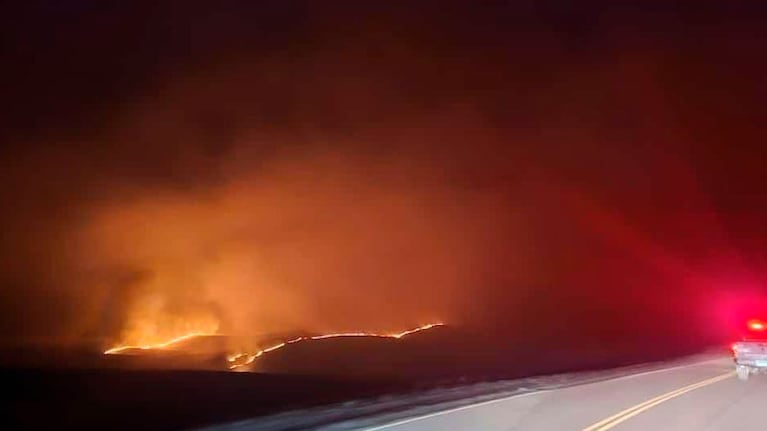El incendio originado este viernes en Icho Cruz. Foto: Meteorología Argentina y mundial.