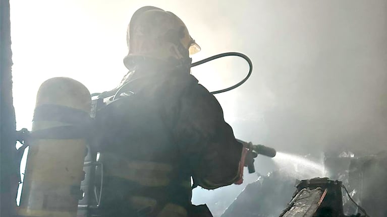 El incendio provocó daños totales en el dormitorio.