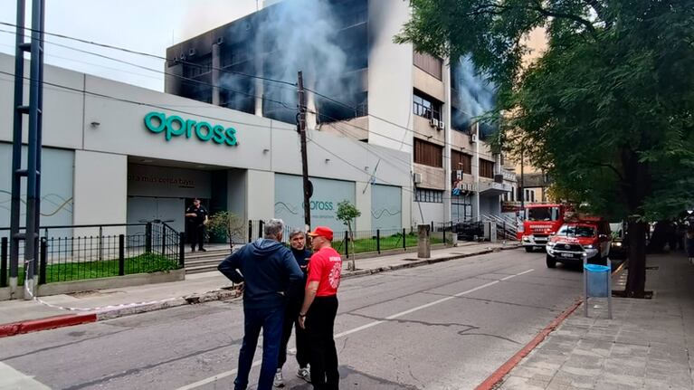 El incendio registrado en el edificio de Apross en barrio Güemes.