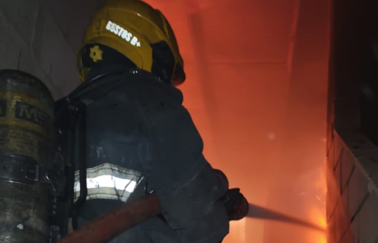 El incendio se desató en la planta alta del depósito.