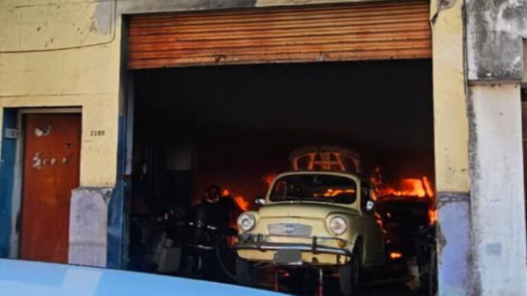 El incendio se desató en un taller mecánico de barrio Pueyrredón.