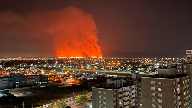 El incendio se observó a varios kilómetros de distancia. (Foto: Ministerio de Seguridad)