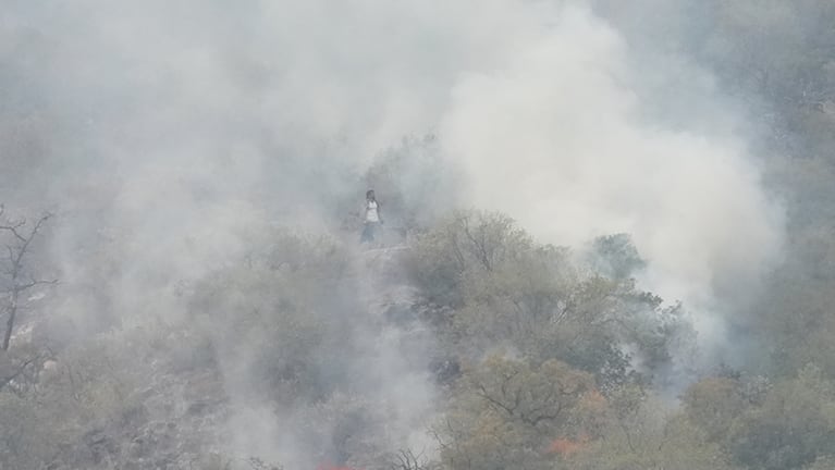 El incendio se originó el sábado en el cerro Uritorco. Foto: Lucio Casalla / El Doce.