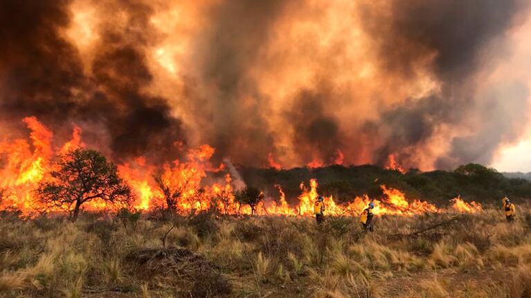 El incendio sigue azotando al norte cordobés y el viento complica todo.