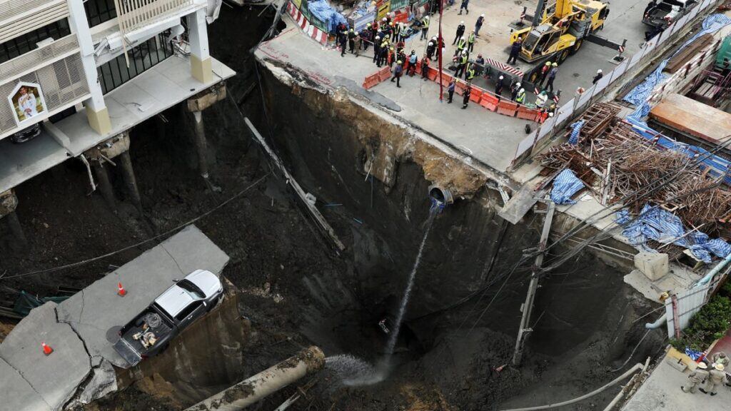 EL increíble cráter se abrió en la ciudad de Turquía en pleno centro y al frente de un hospital.
