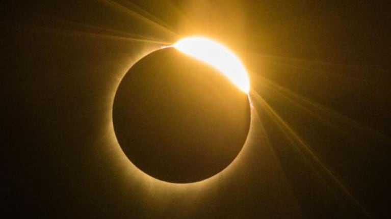 El increíble experimento de la Nasa con cohetes durante el eclipse solar total