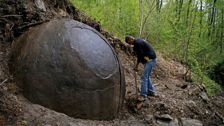 El "Indiana Jones" bosnio se enfrenta con sus colegas.