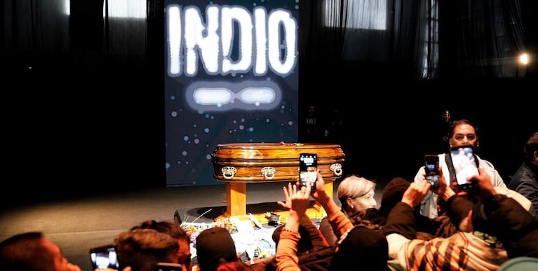 El Indio es despedido por miles de fanáticos en Avellaneda.